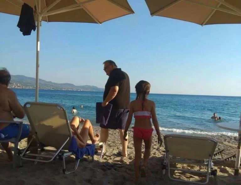 Καλαμάτα: Χαλάρωση σε παραλία για τον Ευάγγελο Βενιζέλο – Επίθεση στον Τσίπρα μετά το μπάνιο